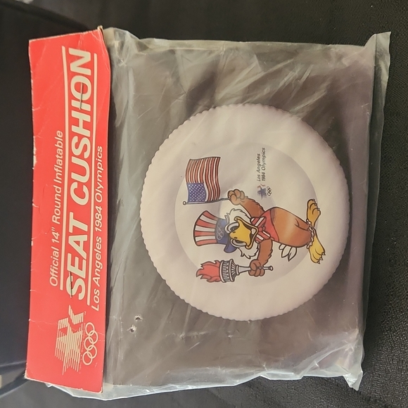 OFFICIAL 14" ROUND INFLATABLE SEAT CASHION. 1984 LOS ANGELES OLYMPICS. - Picture 1 of 4